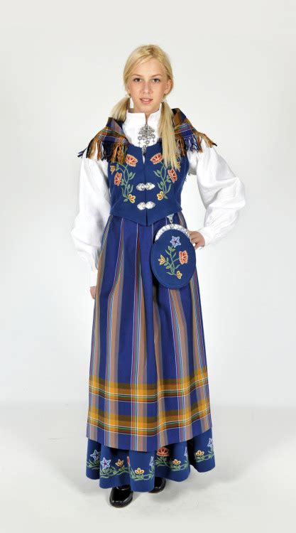 Denne tavlen følges av 161 personer på pinteret. Regional Versions of Bunad, Norwegian Traditional ...