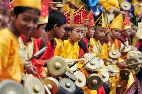 Bentuk talempong menyerupai instrumen bonang pada gamelan. 50+ Nama Alat Musik Tradisional Indonesia, Gambar, Cara Memainkan
