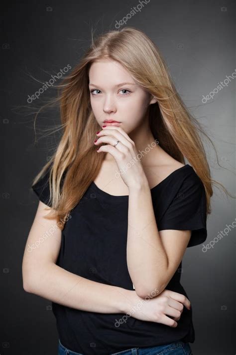 Hermoso Retrato De Chica Con El Pelo Ventoso Fotografía De Stock