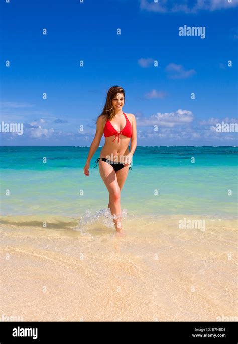 Une Belle Jeune Femme En Bikini Sur Une Plage Tropicale Hawa Photo