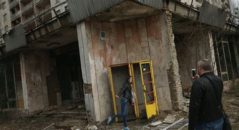 Джаред харрис, стеллан скарсгард, эмили уотсон и др. 30 Years Later, Chernobyl Is a Hub for "Disaster Tourists"