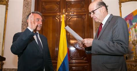 Enrique Santiago Y Sergio Ramírez Reciben La Nacionalidad Colombiana