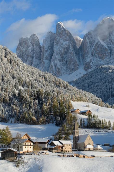 Val Di Funes Dans Les Dolomites Image Stock Image Du Nature Village