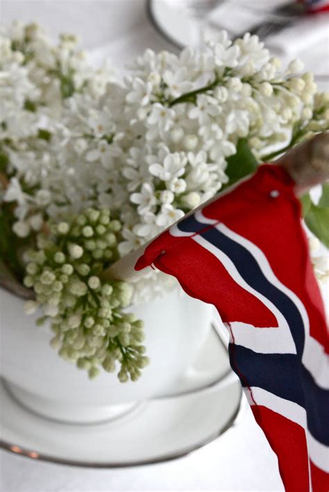 When i was first told about 17 mai, my naive british mind could not comprehend the thought of a national day. Dronning Maud: 17 mai -bord og bønn!