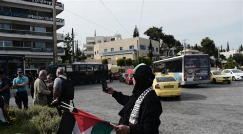 بالصور تظاهرة أمام السفارة الإسرائيلية في أثينا احتجاجاً على مقتل الصحفية شيرين أبو عاقلة