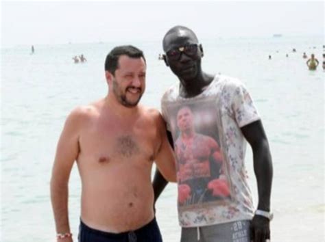Información, novedades y última el presidente italiano censura los escarceos de salvini con los antivacunas y pide autorización para un. Matteo salvini in spiaggia - Dago fotogallery