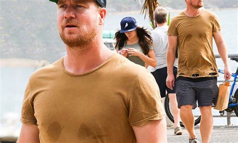 Mafs Dean Wells Spotted Looking Stressed And Very Sweaty Daily Mail Online