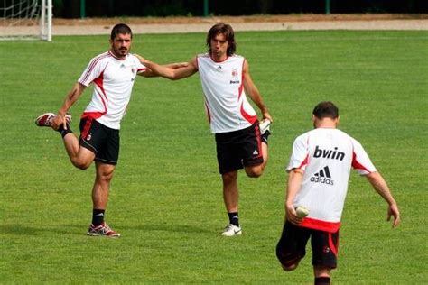 Apakah ini berarti gattuso sudah membantu pirlo, mantan rekannya di ac milan dan timnas italia, mempertahankan pekerjaannya? Gattuso & Pirlo Ac Milan Training