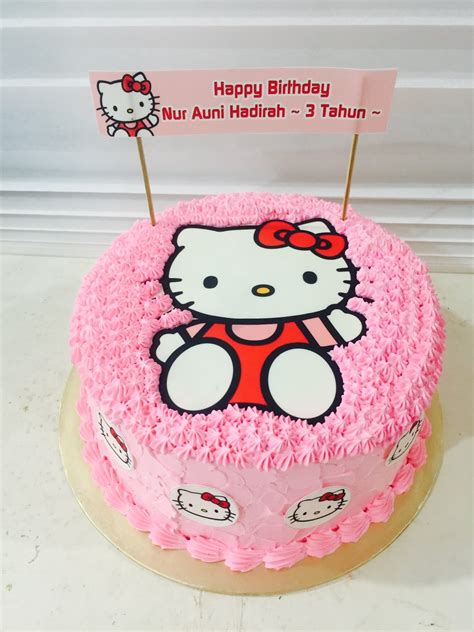 Personagem carismática há gerações, a hello kitty pode ser o tema da decoração do quarto da bebê. ninie cakes house: Hello Kitty Cake