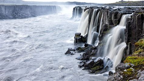 How To Visit Dettifoss And Selfoss Waterfalls In Iceland Earth Trekkers