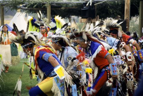 Native American Dance Regalia The Art Of Powwow