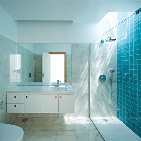 Blue bathroom tiles can deliver everything from serene, calm tones to a touch of mediterranean from classic navy tiles to shimmering peacock blues, transform your bathroom walls and floors with. 37 small blue bathroom tiles ideas and pictures 2019