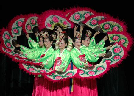 Tarian ini ditarikan oleh kaum petani terdiri daripada lelaki dan perempuan dengan memakai pakaian tradisional mereka. Tahun 6 Bahasa Malaysia :Seni Tradisi Kebanggaan Kita ...