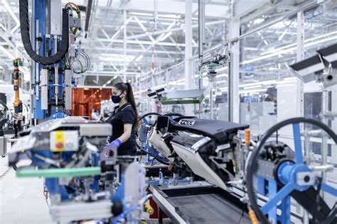 Digitalisierung Daimler eröffnet voll vernetzte 5G Fabrik Factory 56
