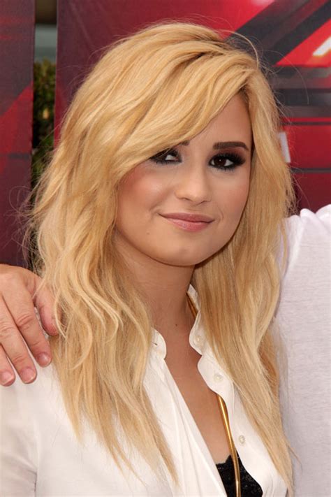 Singer demi lovato revealed her new brighter hair color on instagram stories this week, the compliments of nine zero sure, lovato isn't a stranger to hair changes—she's tried virtually every shade and style in the beauty world, even chopping off her waves into a bob back in march—but it's. Demi Lovato Wavy Golden Blonde Angled, Sideswept Bangs ...