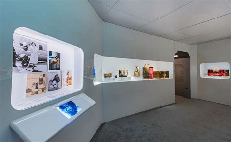 Time capsule, opening at statue square gardens in hong kong on april 22, will provide visitors with a visual at a time when rail travel was just starting, louis vuitton was the first to design flat trunks that could be stacked easily. LV Time Capsule 展览：探索Louis Vuitton的百年发展 - KINGSSLEEVE