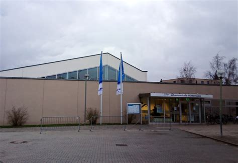 Mit einer länge von 20 metern bietet das schwimmbecken ausreichend platz für training, wasserspaß und aquagymnastik. Iberty: Schwimmbad Berlin: Dahlem, Schwimmhalle Hüttenweg