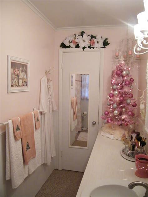 Bathroom décor on a budget is now more doable than ever with bargain shopping stores and repurposing elements from other parts of your home. Bathroom Christmas Decorations Ideas - Decoration Love
