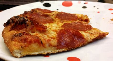 Ini juga dikenal sebagai pizza gaya chicago atau pizza hidangan tangan dilempar, dan pizza pan adalah dua pizza populer. Hello USA: domino's brooklyn style pizza