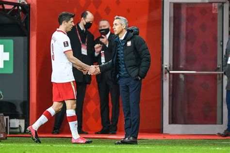 Lewandowski jest w takim momencie kariery, w którym człowiek trochę się gubi w poczuciu, że jest wielki. Lewandowski suffers knee problem on international duty