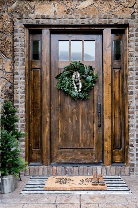 Place the pinecones around the farmhouse style wreath, filling in any spots that look bare. 20+ Beautiful Farmhouse Front Door Decor Ideas & Designs ...