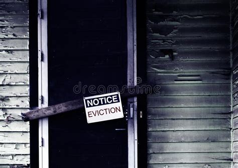 Notificación De Desalojo A Inquilino Colgado En La Puerta Imagen De
