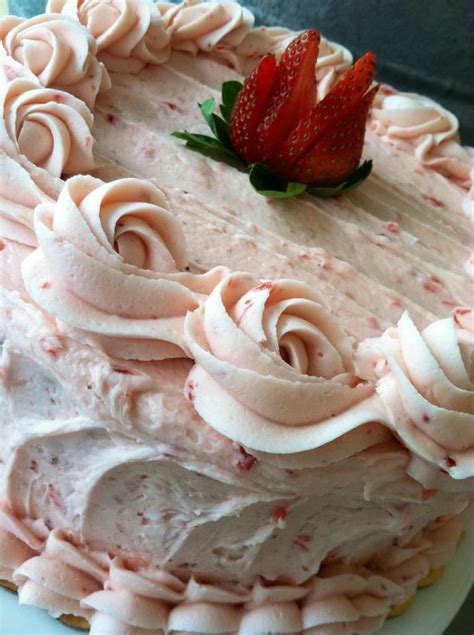 We have thousands of strawberry shortcake birthday cake ideas for anyone to pick. Strawberry cake (cake decorating ideas) | Awesome Cakes ...