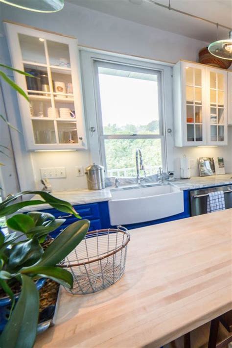 Porcelain, a durable and nonporous kind of pottery made from clay and stone, was first made in china and spread across the world owing to the trade routes to the far east established by dutch and portuguese merchants. Royal blue and white cabinets + white farm sink = LOVE ...