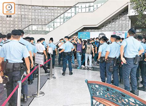 香港及其他地區經營業務佔總收益升至82%，台灣業務佔總收益降至18%。 期內數碼業務虧損3170萬元，按年減少51.2%，外部收益3.03億元，按年增加34.7%，網上訂閱收入的增長部分被數碼廣告收益的跌幅抵銷。 國銀海外獲利年減近 4 成 六大市場罕見虧損. 壹傳媒股價恐又異動專家﹕前景堪憂 切勿沾手 - 東方日報