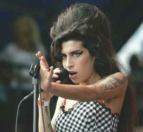 Singer Amy Winehouse Dies