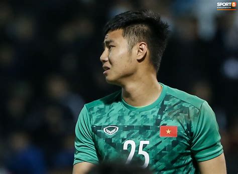 Khi các cầu thủ đang thực hiện loạt sút luân lưu, một bộ phận cđv thái lan đứng trên. Quế Ngọc Hải cà khịa thủ môn U22 Việt Nam thua cược thầy Park