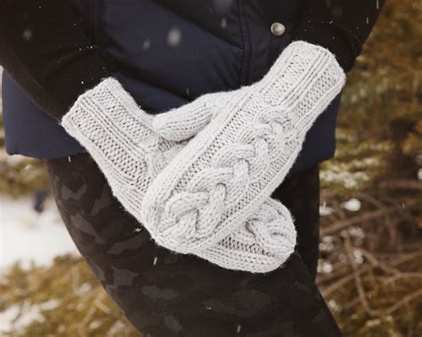 Get the 10 free mitten patterns on bluprint! Cozy Cable Knit Mittens | AllFreeKnitting.com