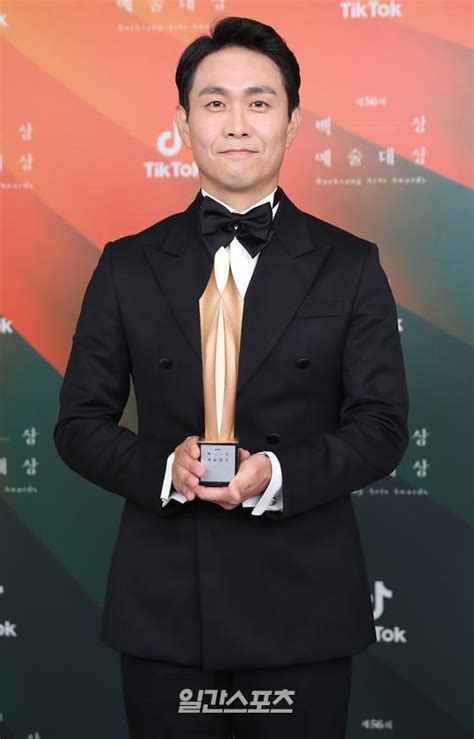 제 56회 #백상예술대상  #백상예술대상틱톡인기상 투표 오늘 마감! '백상예술대상' 오정세 "불공평한 세상, 언젠가 동백꽃 필 것 ...