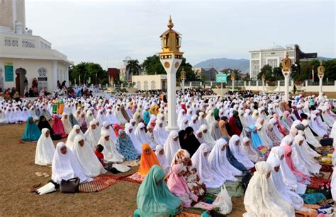 millions of muslims celebrate eid ul fitr across the world with prayers picnics and ts