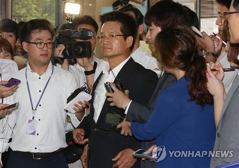 May 27, 2021 · 고위공직자범죄수사처(공수처)가 '윤중천 면담 보고서 허위작성' 의혹을 받고 있는 이규원 검사를 하루만에 재소환했다.27일 법조계에 따르면 공수처 수사3부(부장검사 최석규)는 이날 오전 9시30분께 이 검사를 피의자 신분으로 다시 소환했다.앞서 공수처는 지난 25일 이 검사를 첫 소환해 조사한 바. `김학의 의혹` 윤중천, 검찰 조사 불응하다가 2시간 만에 귀가 ...