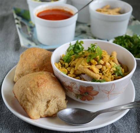 Misal pav is a delicious indian recipe served as a snacks. Kolhapuri Misal Pav Recipe / Maharashtrian Misal Pav ...