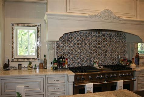 Also used as decorative ceramic wall plaques. Hand painted tile kitchen. #backsplash (con immagini) | Piastrelle