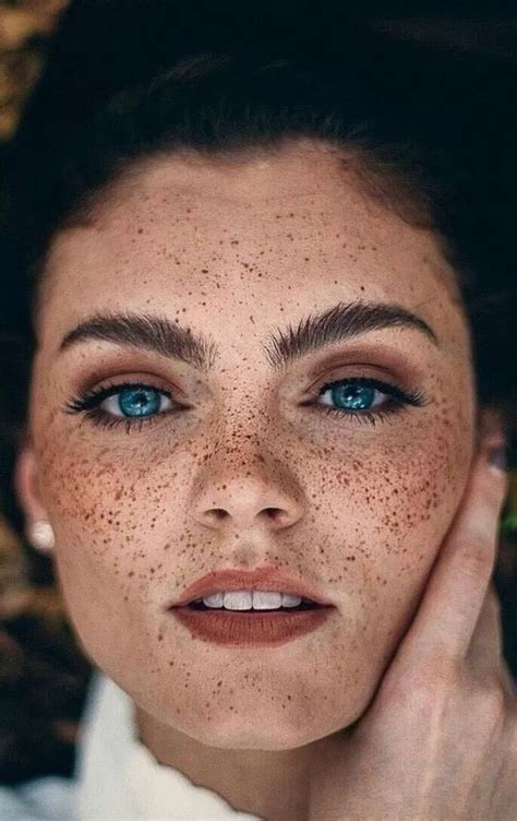 16 photos that prove women with freckles are beautiful ~ freckles makeup