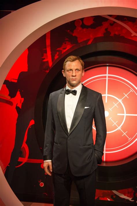Daniel craig vs james bond(2020). How to Dress Like Daniel Craig's James Bond | The Fashionisto