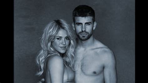 Shakira Desnud Su Panza Para Una Campa A De Unicef