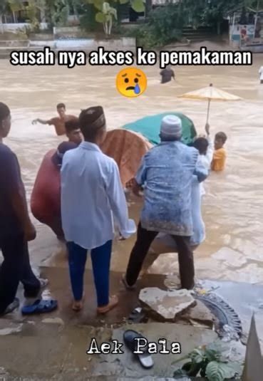 Tak Ada Jembatan Warga Gotong Jenazah Ke Pemakaman Sampai Terjun Ke