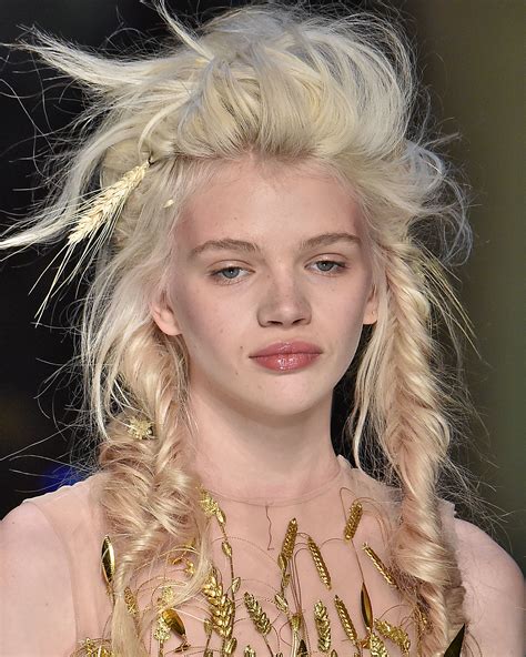 15 Scary Halloween Hairstyles Halloween Hair Ideas From The Runway