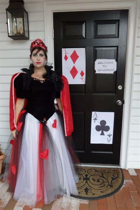The only part of this costume you need to make is the collar. Queen of Hearts Costume DIY | DIY Halloween Costume Ideas | Pinterest