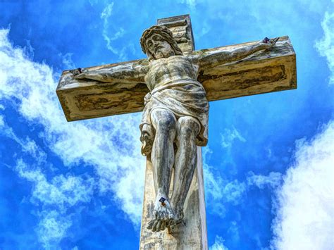 Statue Of Jesus On Cross Against Blue Sky Nominatedt200x0kqk ⋆