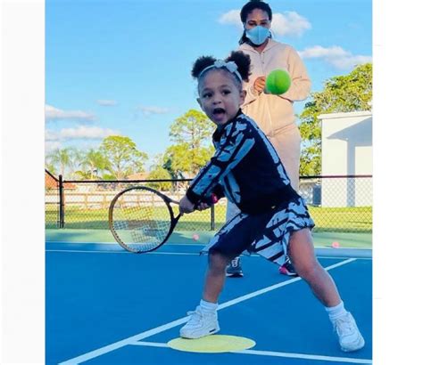 La Hija De Serena Williams Muestra Su Revés A Dos Manos
