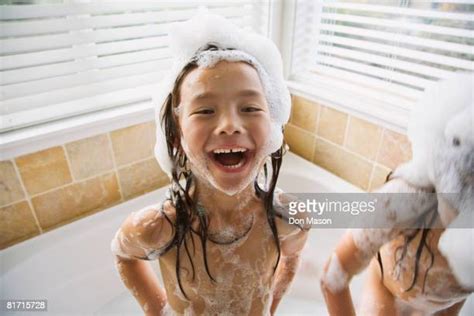 60点の少女 入浴の画像／写真／イメージ Getty Images