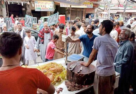 لاہور چیئرمین پرائس کنٹرول کمیٹی میاں عثمان سمن آباد پکی ٹھٹھی کے دورہ کے موقع پر گوشت کی دکان