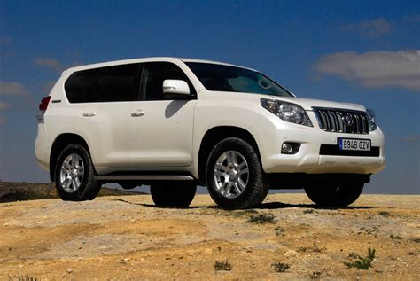 Toyota ha lanzado dos versiones especiales para el reino unido, para celebrar el 60 aniversario, basados en el land cruiser v8 y el buque insignia , mientras que el modelo v8 llegará a las 61.950 euros (72.500 euros). Prueba Toyota Land Cruiser 60 Aniversario | Siempre Ruedas y Motor