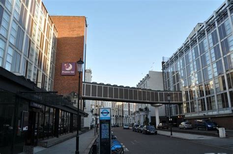 The colourful, modern rooms at premier inn london city have private bathrooms with luxury power showers and free toiletries. Premier Inn Kensington - Picture of Premier Inn London ...