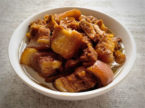 Resep babi kecap chinese food yang enakbahan :1 kaki babi ditambah daging tak bertulang total 1.5 kg1 bonggol bawang putih, jangan buang kulit. babi-kecap - Travelara